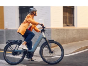 Riese & Müller Homage5 GT Rohloff The 2025 Riese & Müller Homage5 GT Rohloff electric bicycle in a stunning blue finish, featuring a low-step-through frame, full suspension, Rohloff E-14 electronic shifting, 800Wh battery, and the GX off-road package for premium European commuting and trekking.