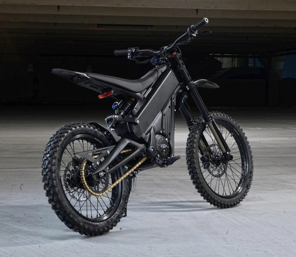 2025 Talaria xXx Pro 2025 Talaria xXx Pro Electric Bike in a dynamic setting, showcasing its urban and off-road capabilities in Europe.