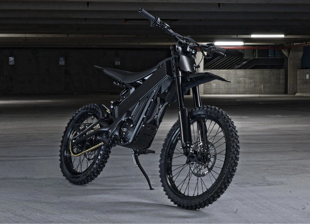 2025 Talaria xXx Pro 2025 Talaria xXx Pro Electric Bike in a dynamic setting, showcasing its urban and off-road capabilities in Europe.