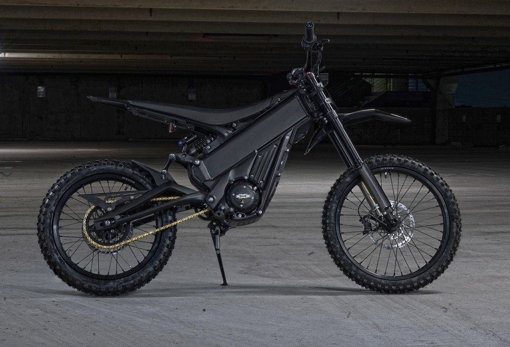 2025 Talaria xXx Pro 2025 Talaria xXx Pro Electric Bike in a dynamic setting, showcasing its urban and off-road capabilities in Europe.