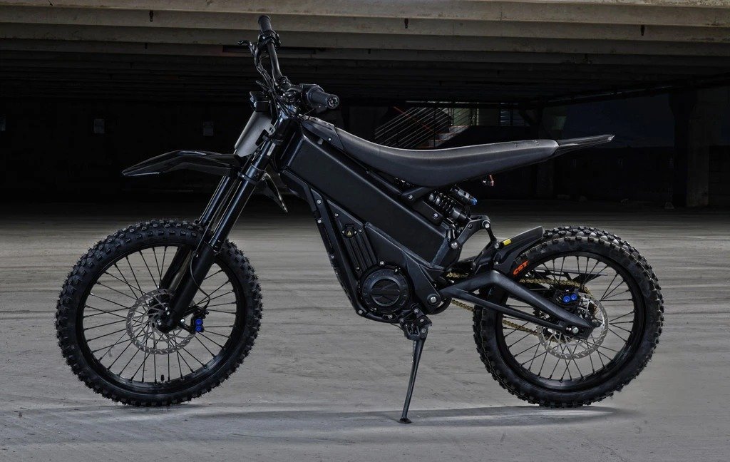 2025 Talaria xXx Pro 2025 Talaria xXx Pro Electric Bike in a dynamic setting, showcasing its urban and off-road capabilities in Europe.