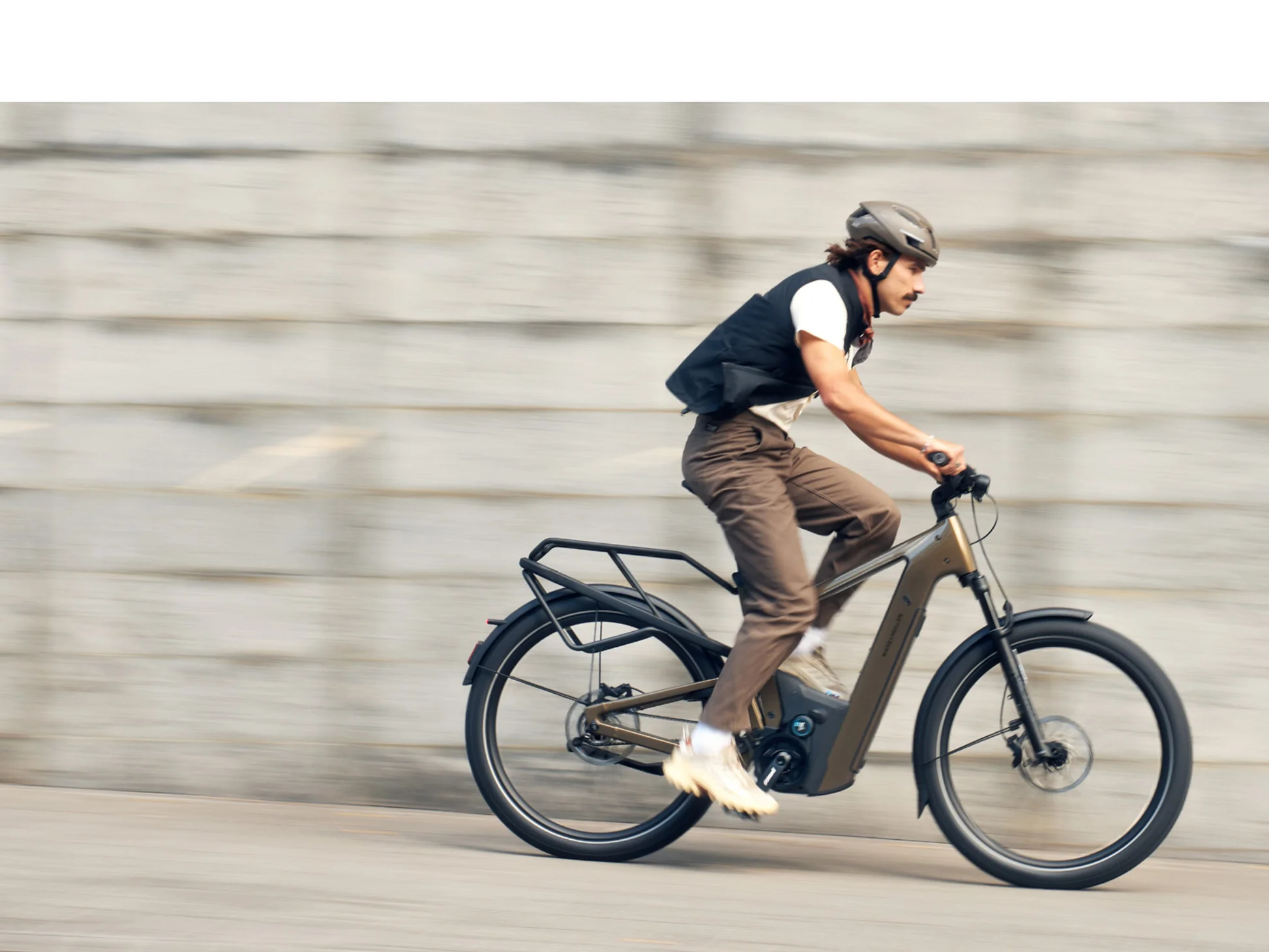 Riese & Müller Delite5 GT Rohloff HS The 2026 Riese & Müller Delite5 GT Rohloff HS electric bike in Amber, featuring full suspension, Bosch ABS, Rohloff E-14 electronic shifting, a 1050Wh dual-battery system, and an off-road kit with a luggage rack for premium European trekking.